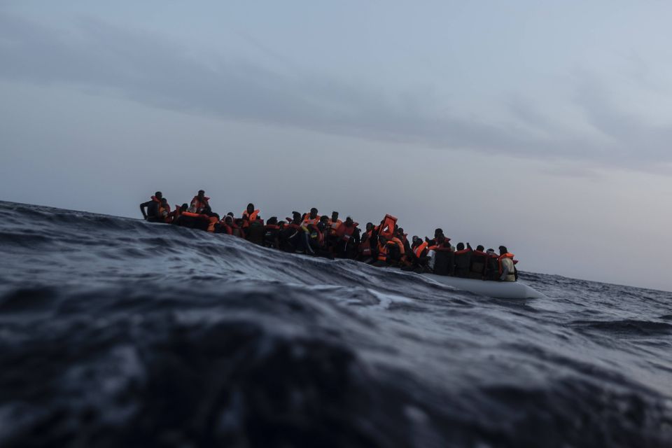 ein Schlauchboot mit Flüchtlingen vor der Küste Libyens