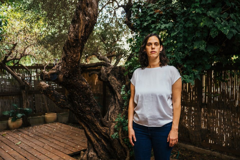 Inbal Ben Ezer im Garten ihrer Mutter in der Nähe von Tel Aviv