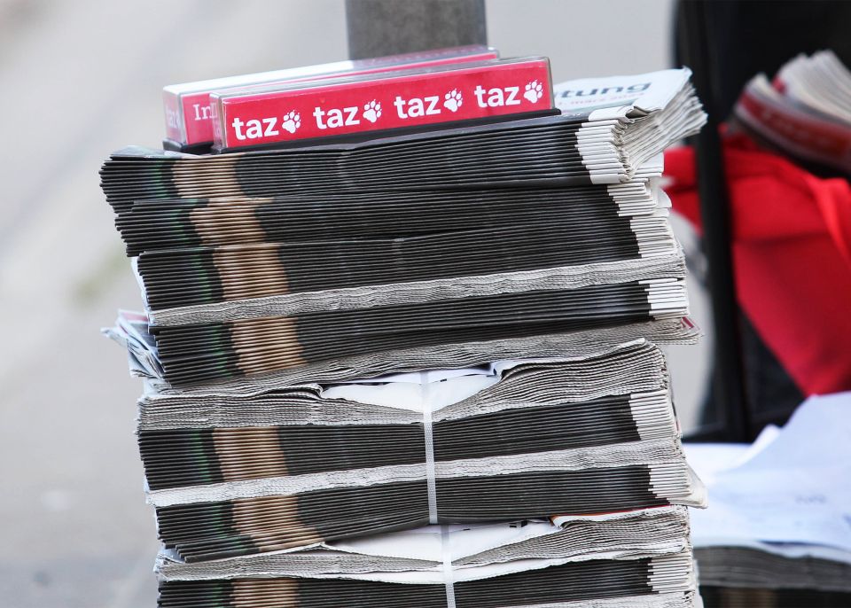 ein Stapel «taz»-Zeitungen an einer Verteilaktion