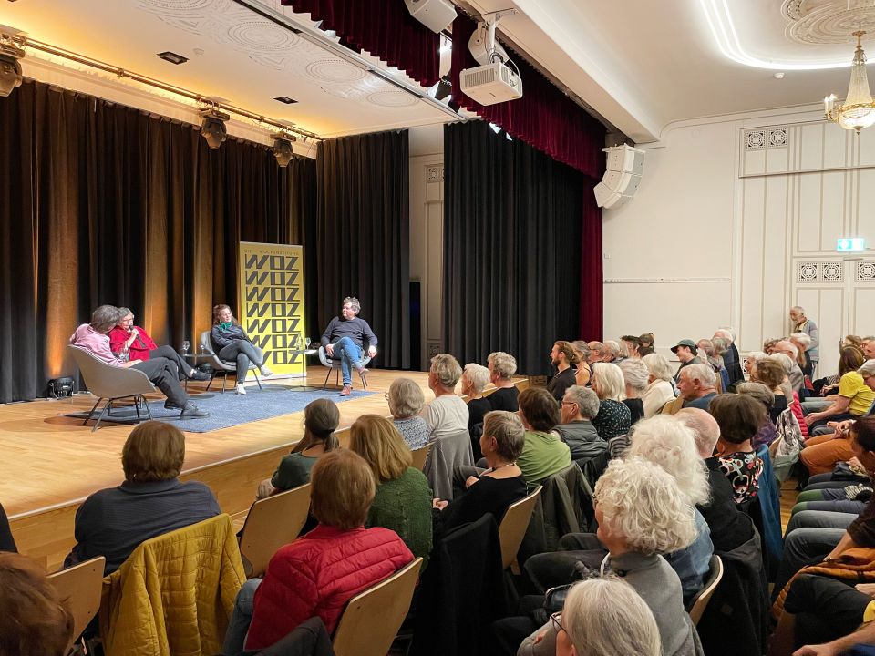 Ruth Dreifuss beim Gespräch vor Publikum im Volkshaus Zürich