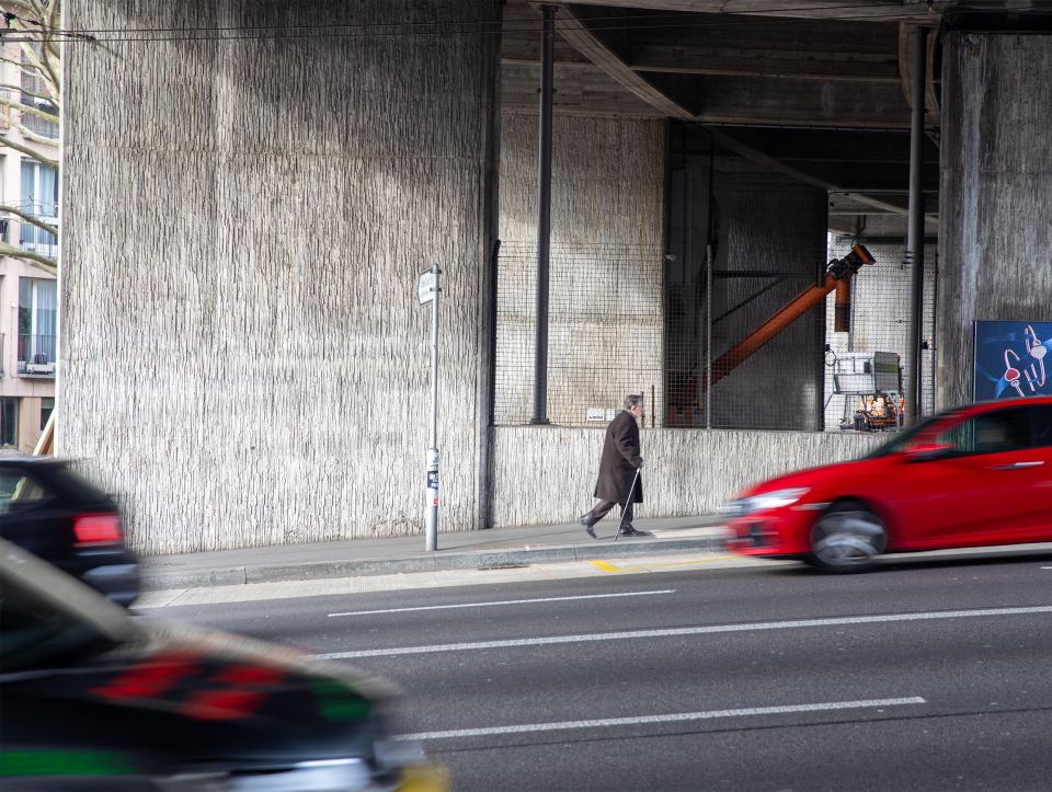 Fahrzeuge auf der Rosengartenstrasse im Quartier Wipkingen