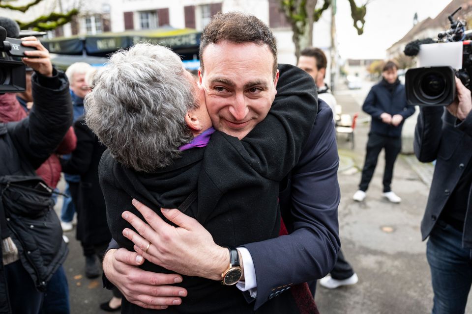 SP-Politiker Valentin Zuber umarmt eine Person