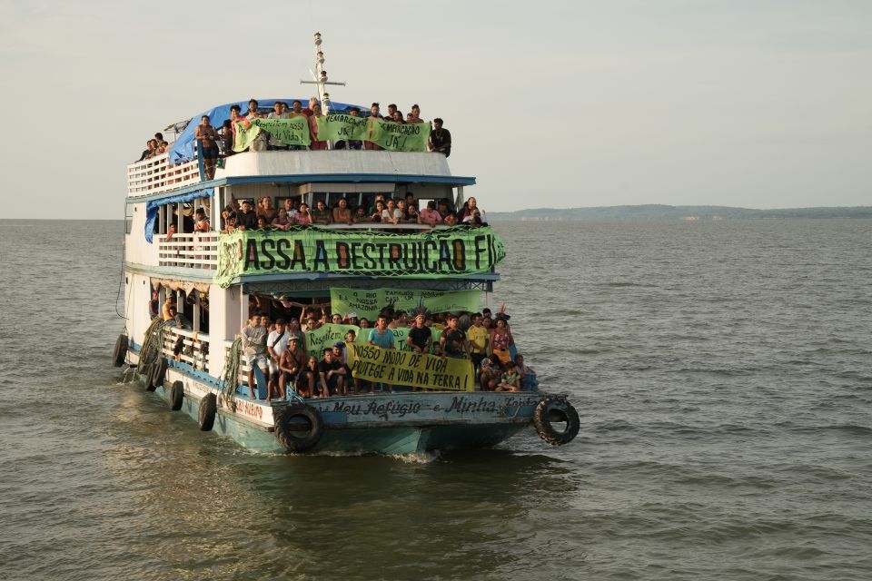 Boot der Protestfahrt auf dem Amazonas-Fluss
