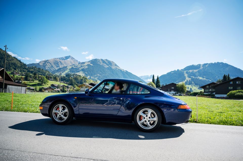 ein Porsche auf einer Landstrasse unterwegs