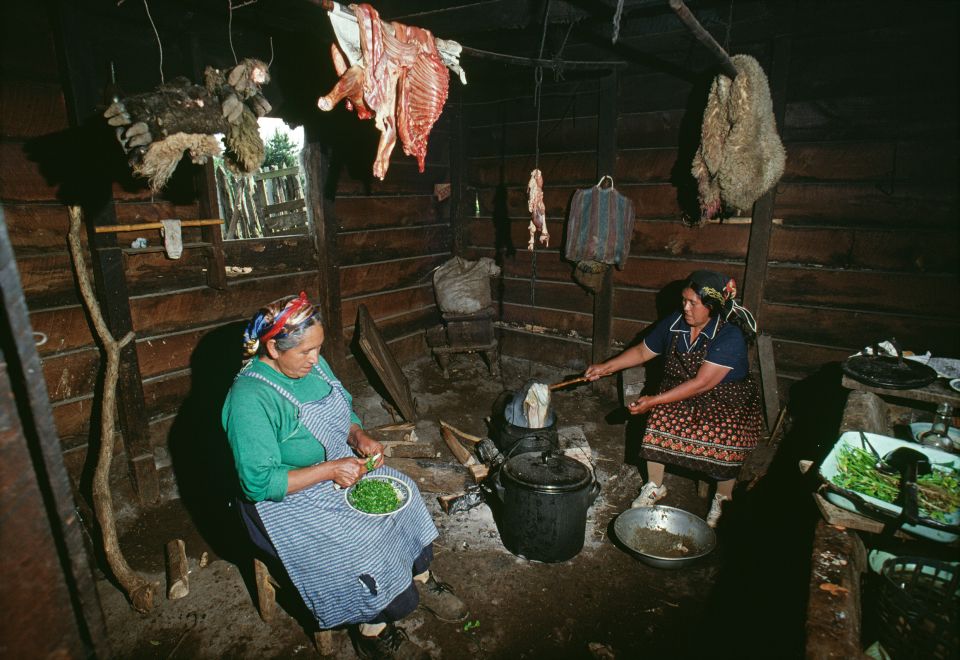 Mapuche-Frauen beim Kochen