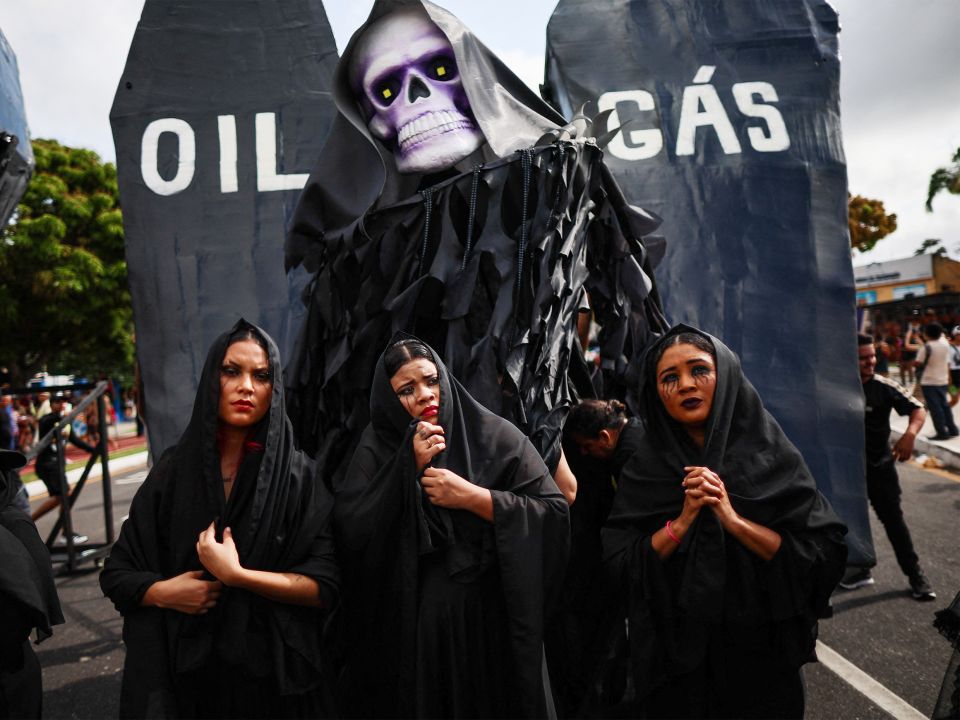 in Schwarz gekleidete Frauen am Protestmarsch in Belém