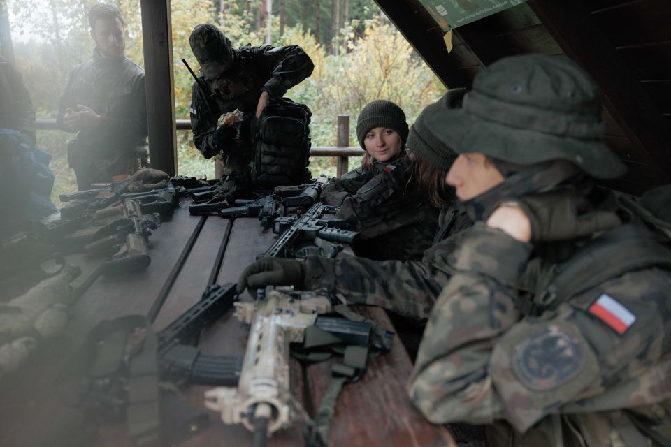 Strzelec-Mitglieder mit Waffen im Unterstand