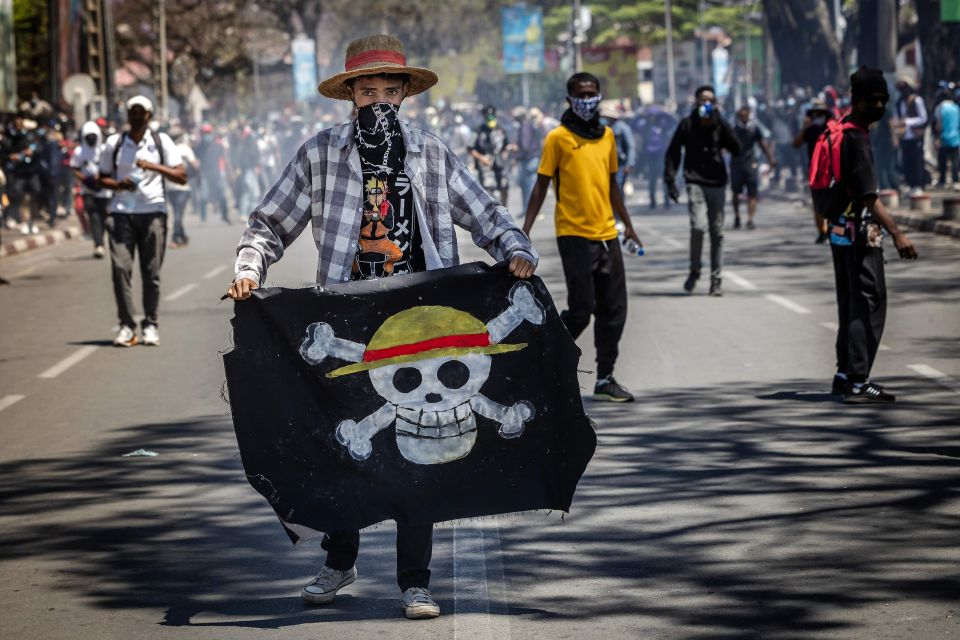 eine junge Person mit «One Piece»-Piratenflagge an einer Demonstration gegen Madagaskars Präsident Andry Rajoelina am 9. Oktober in der Hauptstadt Antananarivo