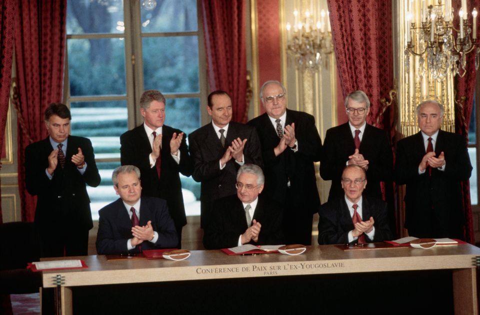 Slobodan Milošević (Serbien), Franjo Tuđman (Kroatien) und Alija Izetbegović (Bosnien) unterzeichnen das Dayton-Abkommen in Paris