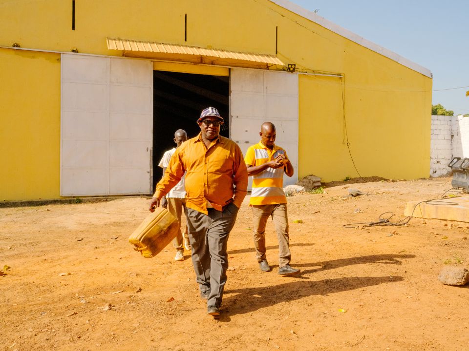 Cashewhändler João Quadé vor einer Lagerhalle