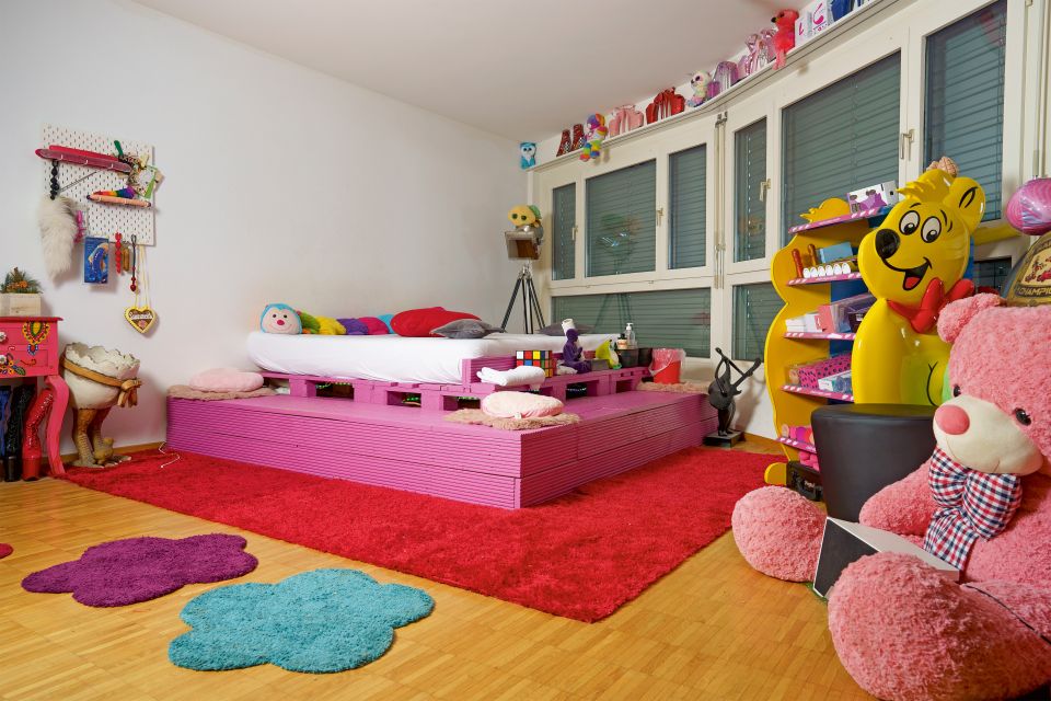 ein Zimmer mit farbigem Dekor