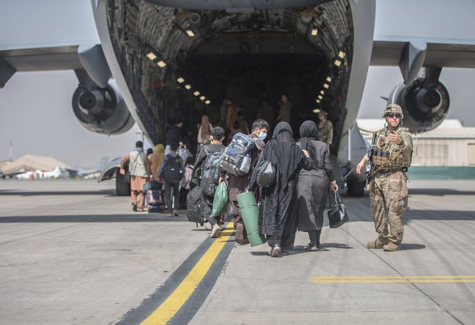 Abzug aus Kabul im August 2021: Zivilisten besteigen ein US-Militärflugzeug