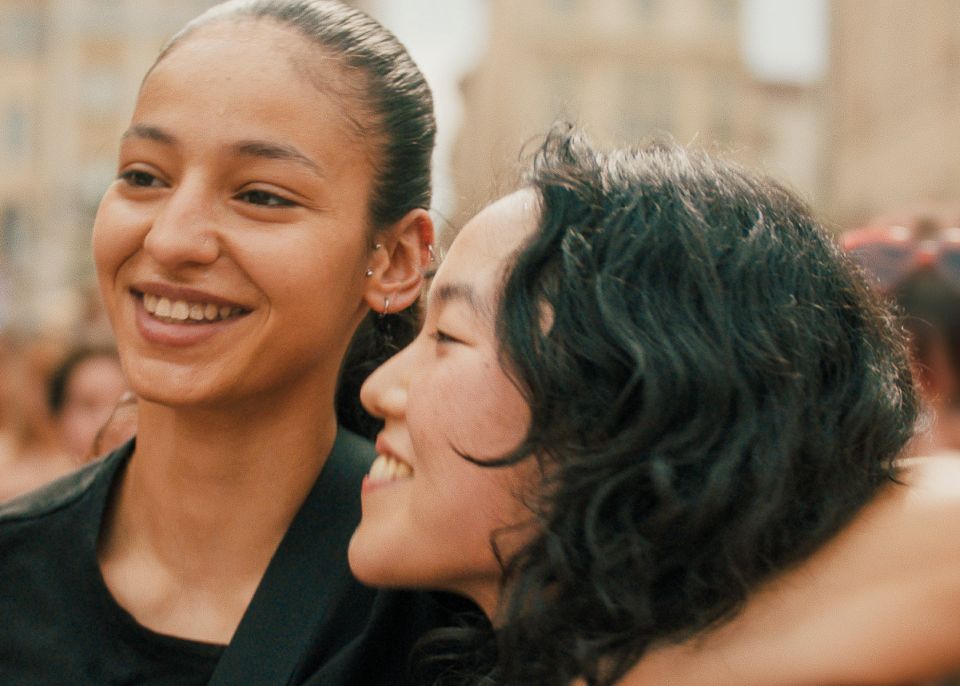 Filmstill aus «La petite dernière»: Nadia Melliti als gläubige Muslimin mit ihrer Freundin