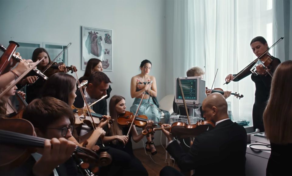 Rosalía im Video zu «Berghain»: Sie sitzt auf einem Spitalbett und um Sie herum spielt ein Orchester