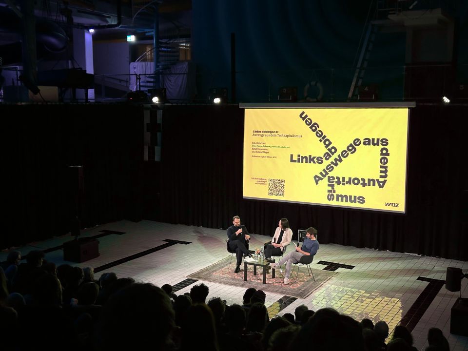 Rahel Estermann und Roland Meyer mit Moderator Raphael Albisser auf der Bühne des Neubad Luzern