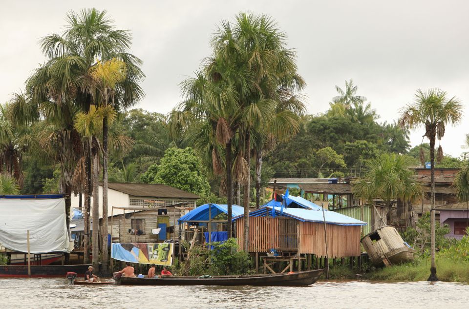 mehrere Boote und Hüten am Amazonasdelta bei Oiapoque