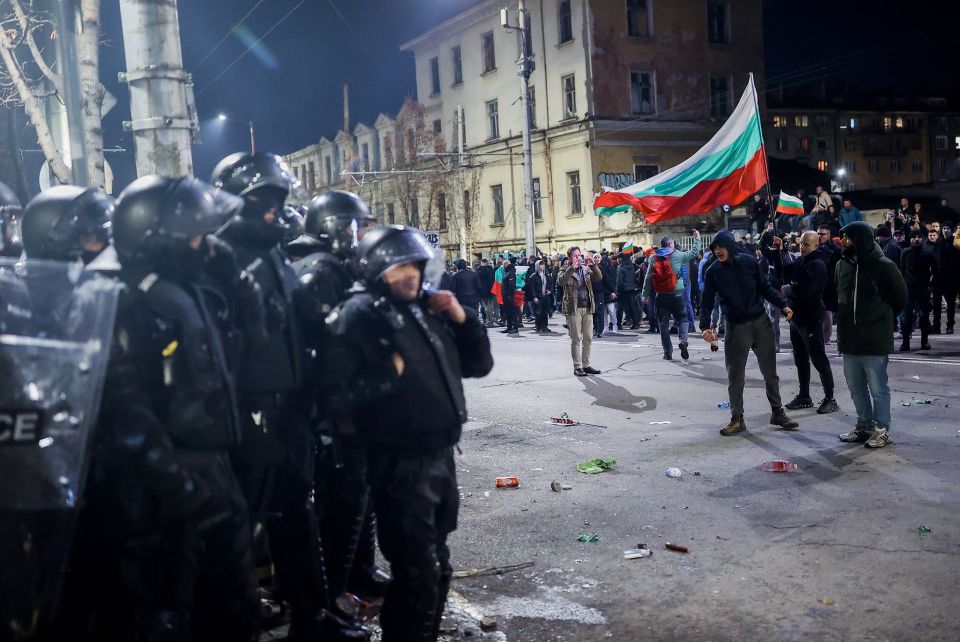 Polizei und Demonstrant:innen an einer Demonstration am 1. Dezember in Sofia