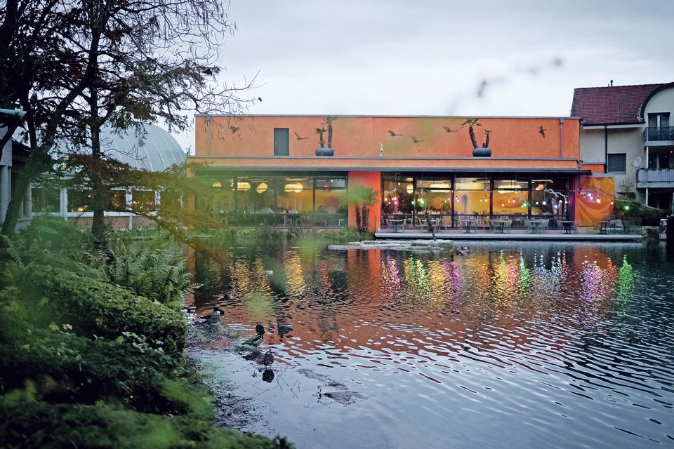Aussenansicht des Restaurants Florida, im Vordergrund der Teich