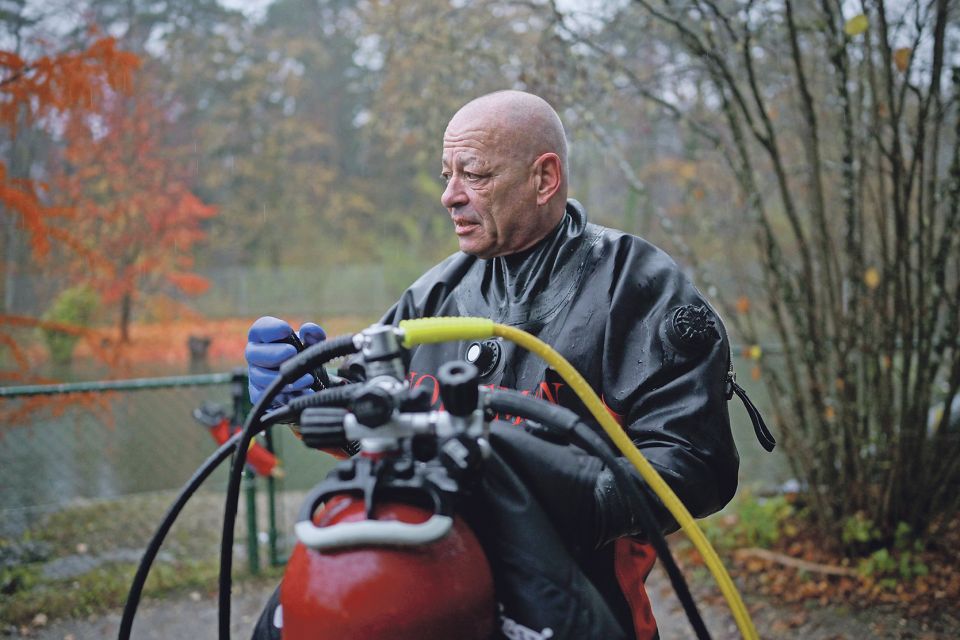 Jürg Knobel im Trockentauchanzug und Tauchausrüstung