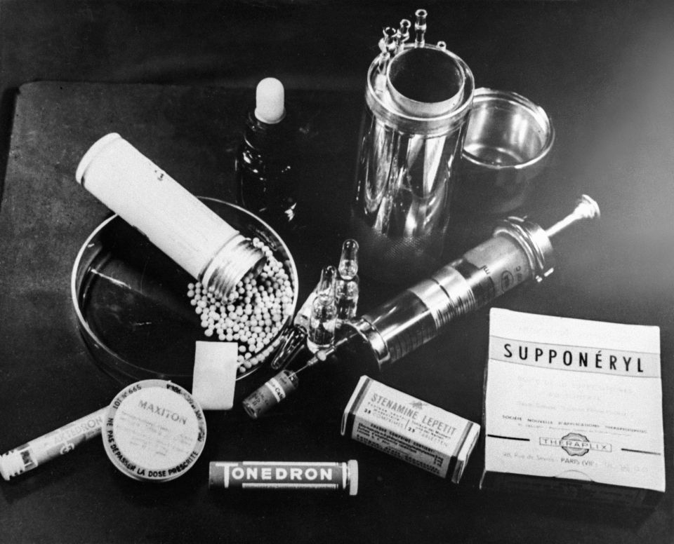 Foto von Dopingmitteln, 1961: Pillen, Spritzen und Verpackungen von Tonedron, Aktedron, Maxiton, Stenamine Lepetit, Supponéryl