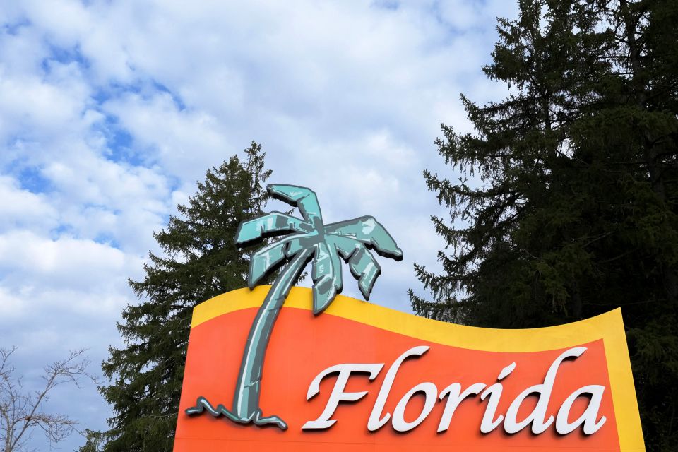 Werbeschild des Tropenpflanzenrestaurant Florida im Dorf Studen bei Biel