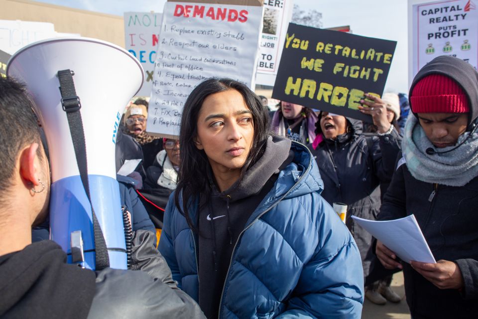 Tara Raghuveer, Leiterin des Dachverbands der Mieter:innengewerkschaften, mit weiteren Personen bei einer Demonstration gegen einen Immobilienkonzern
