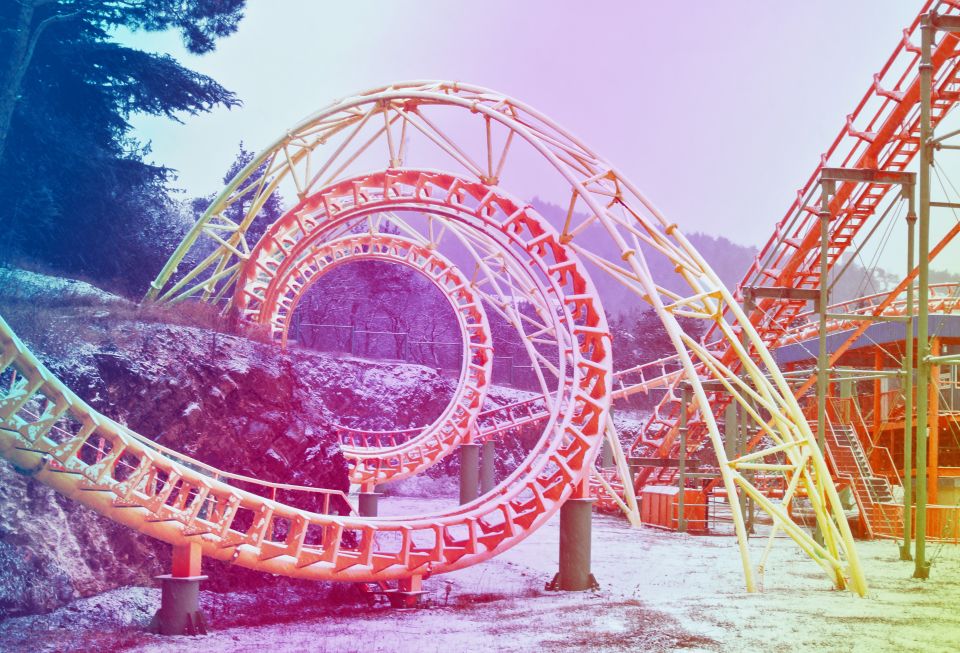 Achterbahn-Gleise im Winterkleid