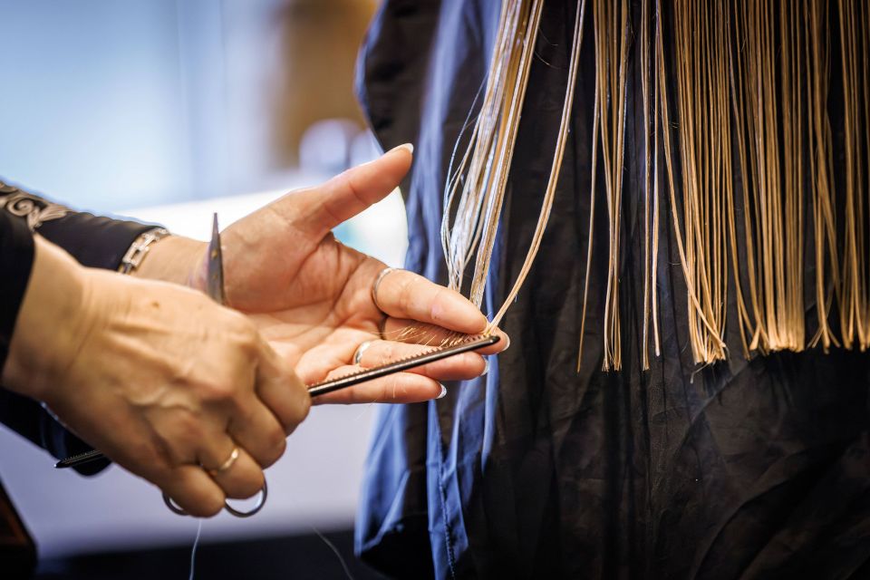 Detailaufnahme einer Hand, welche Haare schneidet