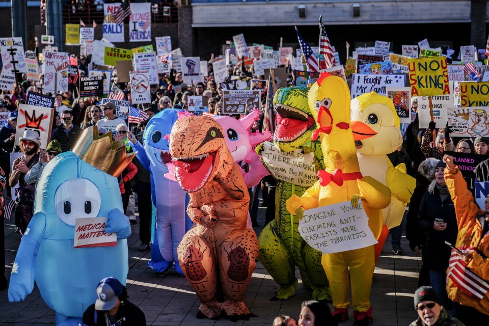mehrere Personen in Fantasie-Kostümen an der «No Kings»-Demonstration am 18. Oktober in Anchorage