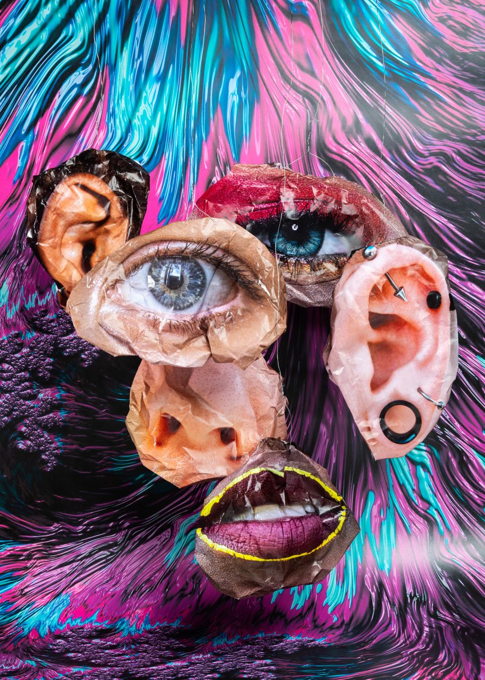 Foto einer Installation: Papierobjekte mit Augen, Nase, Mund und Ohren