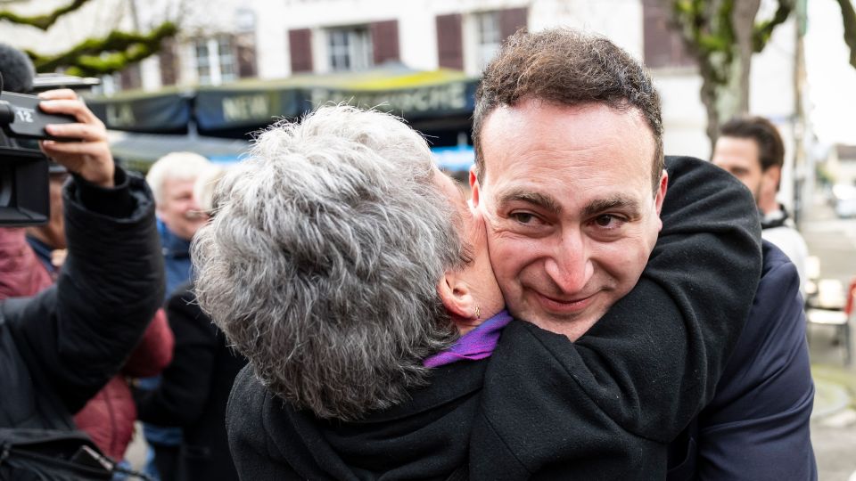 SP-Politiker Valentin Zuber umarmt eine Person