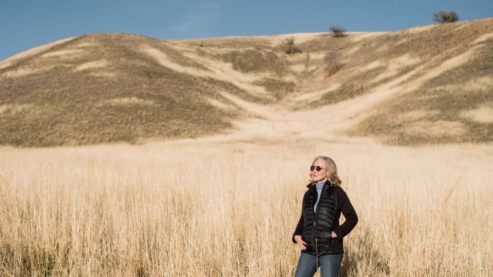 Mary Dickson steht in einem Feld