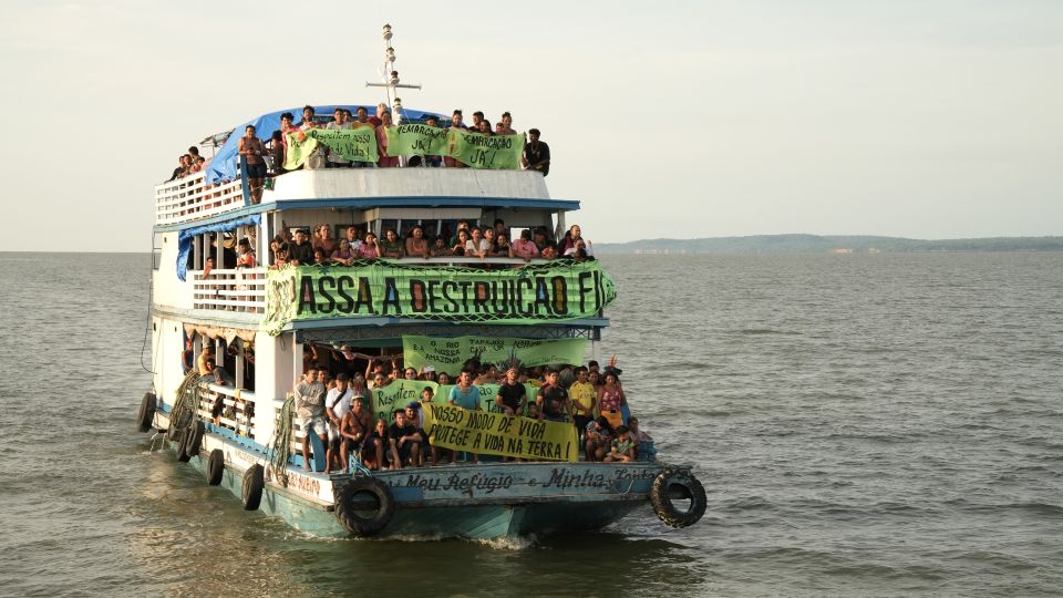 Boot der Protestfahrt auf dem Amazonas-Fluss