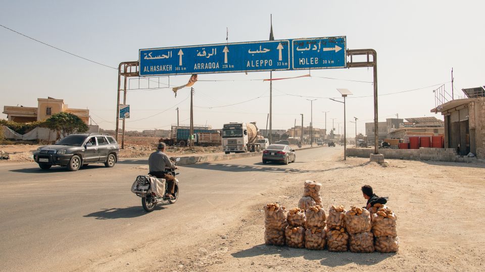 Verkehr auf der wiedereröffneten Strasse zwischen Idlib und Aleppo