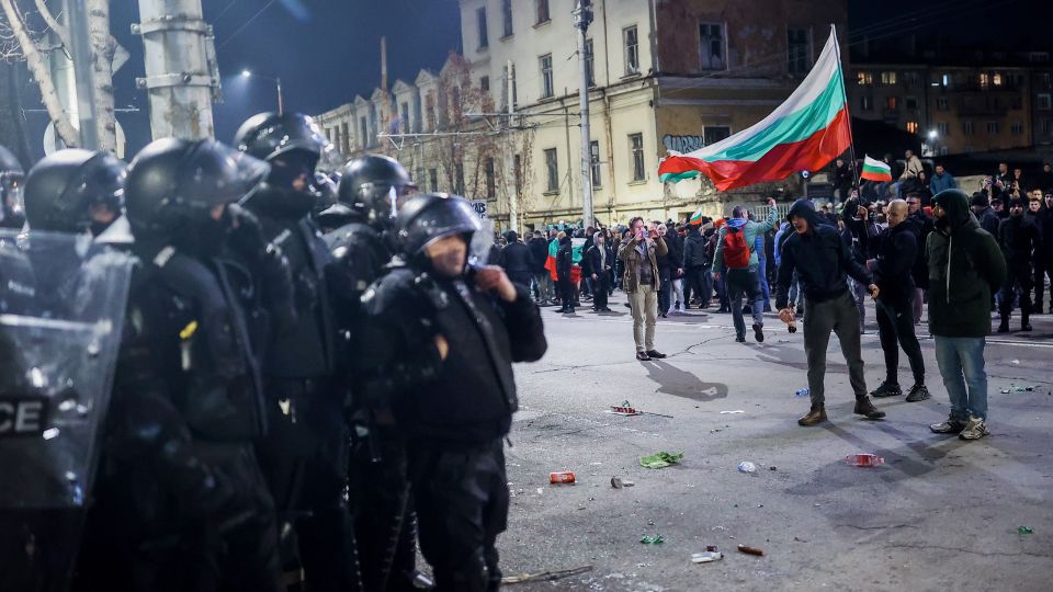 Polizei und Demonstrant:innen an einer Demonstration am 1.&nbsp;Dezember in Sofia