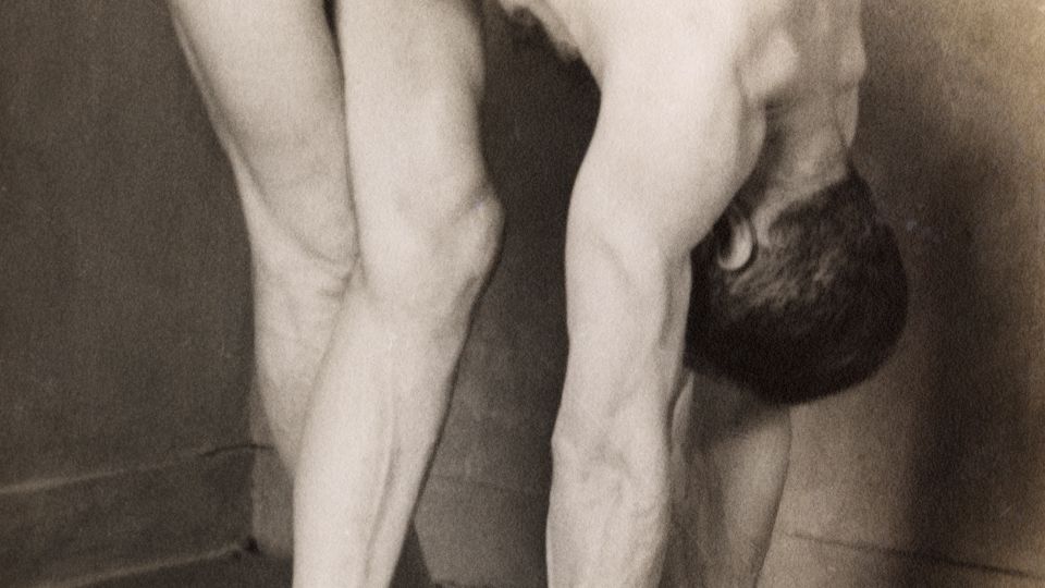 Mann beim Üben einer Hatha-Yoga-Figur, um 1935