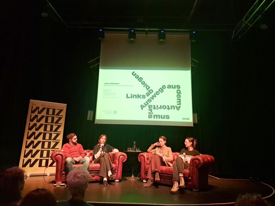 Lölja Nordic, Franziska Schutzbach und Cédric Wermuth mit Moderatorin Sarah Schmalz auf der Bühne des Sudhaus Basel