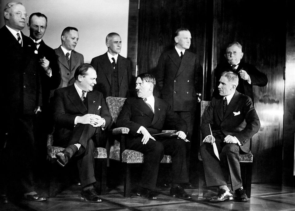 das Hitler-Papen-Kabinett mit Franz Seldte, Günter Gereke, Johann Ludwig Schwerin von Krosigk, Wilhelm Frick, Werner von Blomberg, Alfred Hugenberg; (sitzend) Hermann Göring, Adolf Hitler und Franz von Papen am 30. Januar 1933