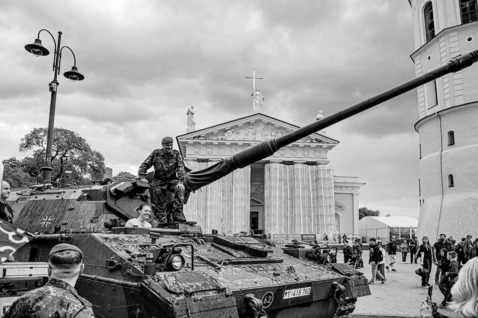 Panzerhaubitze der Bundeswehr am Rande des Aufstellungsappells der Panzerbrigade 45 auf dem Kathedralenplatz, 22. Mai 2025