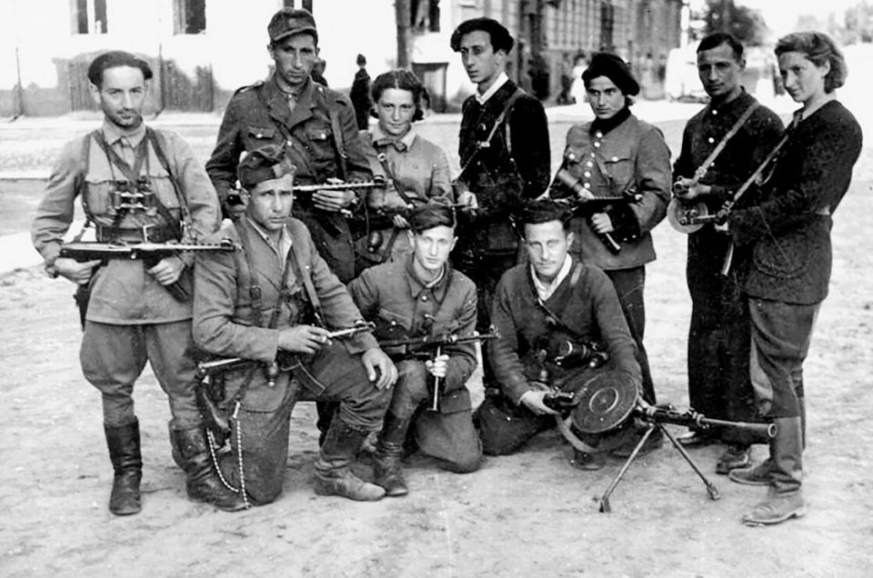 Jüdische Par­ti­sa­n:in­nen nach der Befreiung von Vilnius, 14. Juli 1944