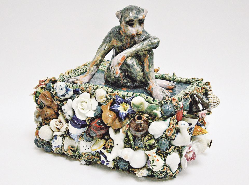 Beate Höing, Affe auf Kiste, 2017, glasierte Keramik, Fundstücke aus Porzellan, 25 × 31 × 25 cm