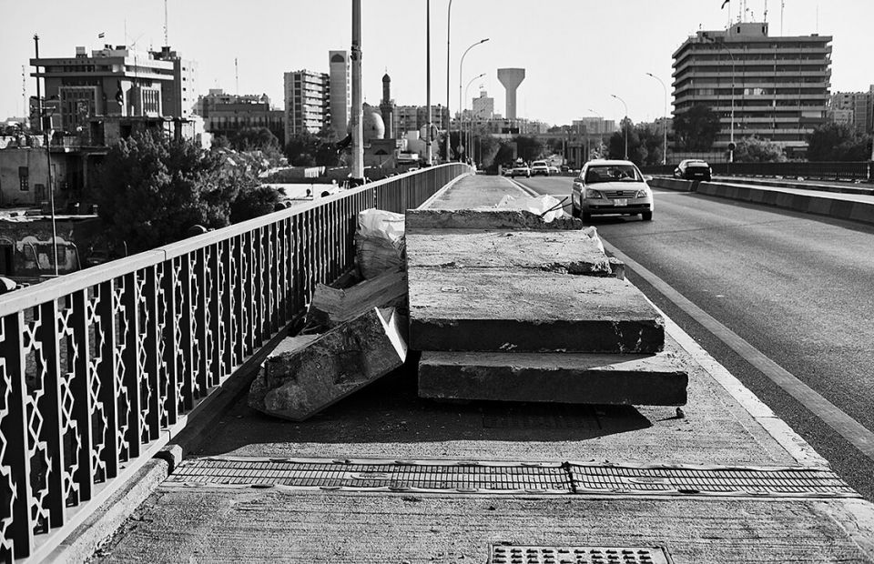 Betonteile auf einem Gehweg in Bagdad