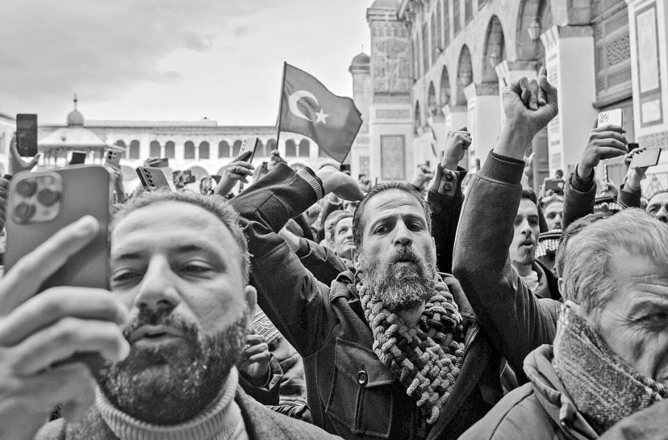 Damaskus, 27. Dezember 2024: Menschen mit türkischer Flagge vor der Umayyaden-Moschee