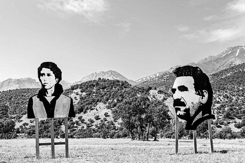 Konterfeis von Sakine Cansız und Abdullah Öcalan in den irakischen Kandil-Bergen