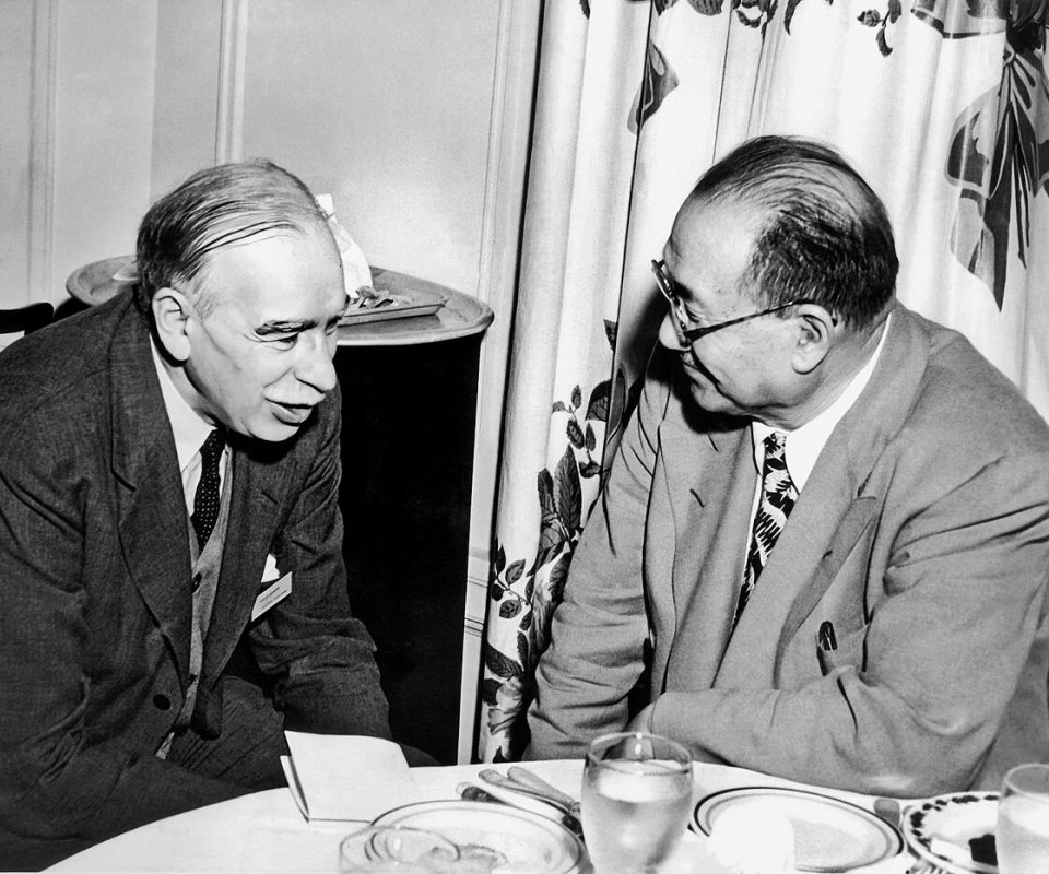 John Maynard Keynes mit dem chinesischen Finanzminister Kung Hsiang-hsi in Bretton Woods, Juli 1944