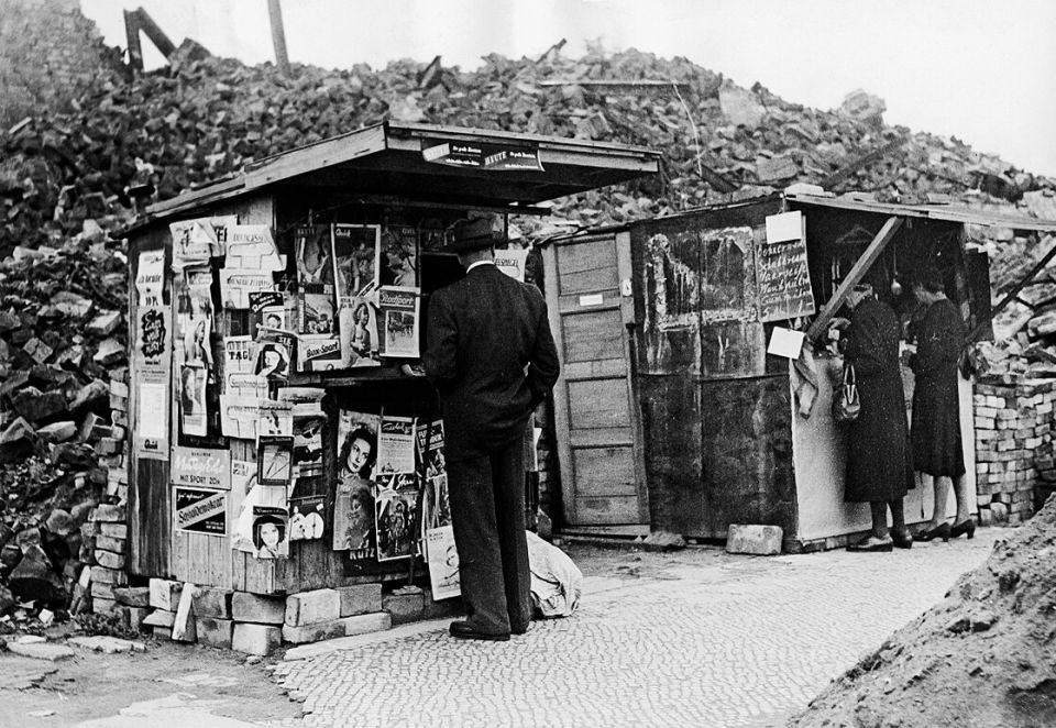 Verkaufsstände zwischen Ruinen, Berlin, circa 1949