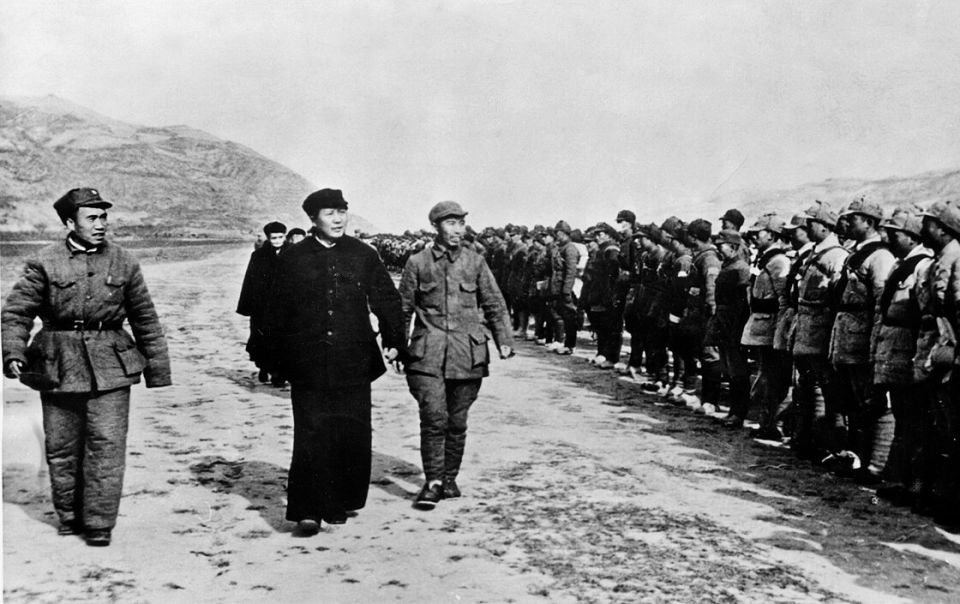 Oberbefehlshaber der Roten Armee Zhu De und Mao Zedong mit Truppen in Yenan, ­Oktober 1944