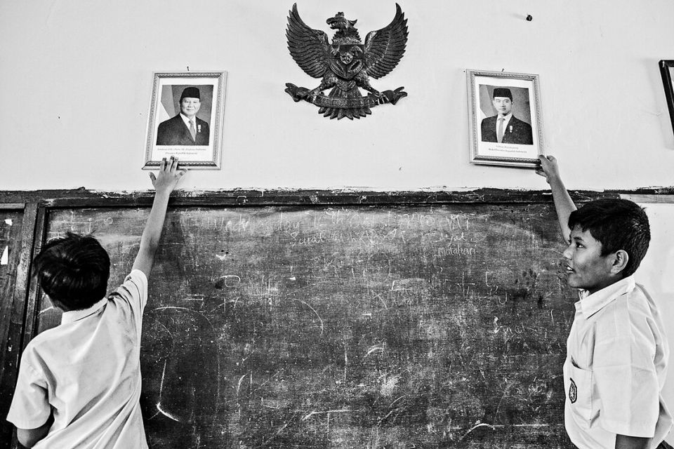 Portraits von Präsident Prabowo Subiante und seinem Vize Gibran Rakabuming Raka in einem Klassenzimmer