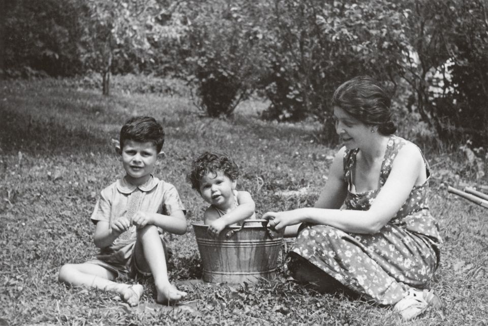 Ruth mit Bruder Jean Jacques und Jeanne Dreifuss, circa 1942