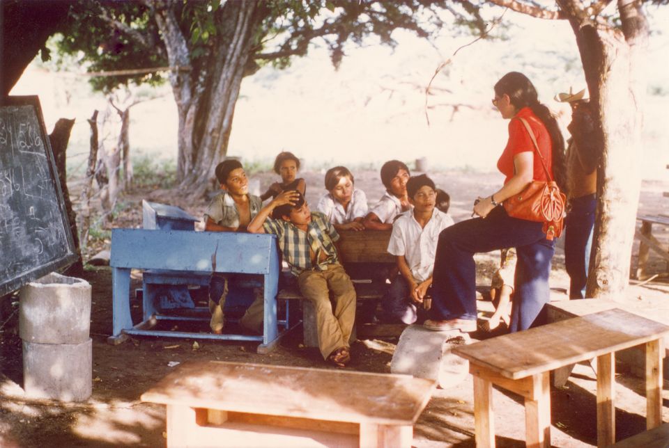 Ruth Dreifuss mit einer Schulklasse in Honduras, circa 1980